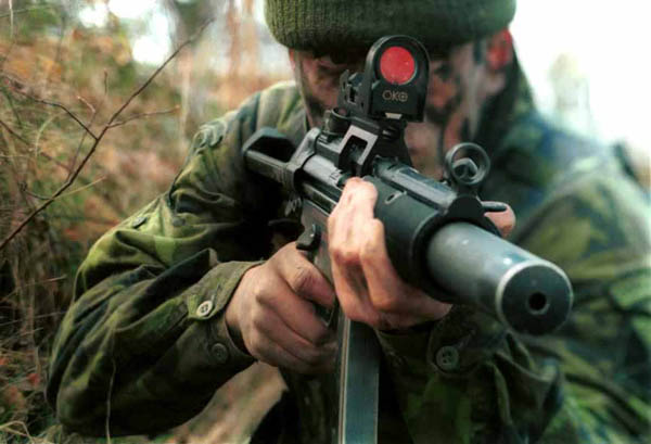Voják se samopalem H&K MP5SD6